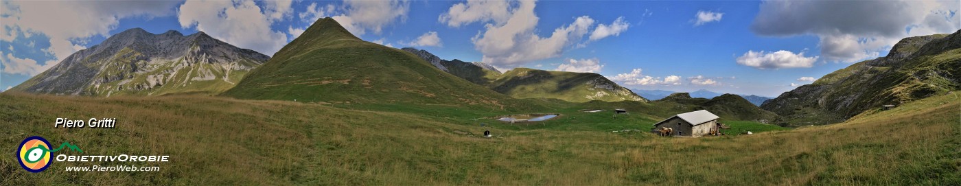 66 Vista panoramica sul pianoro pascolivo di Camplano con Arera e Zucco degli agnelli.jpg